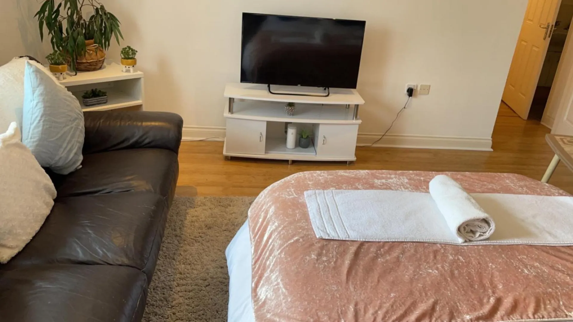 Free Allocated Parking-Mayfair Court Wakefield 0*,  Reino Unido